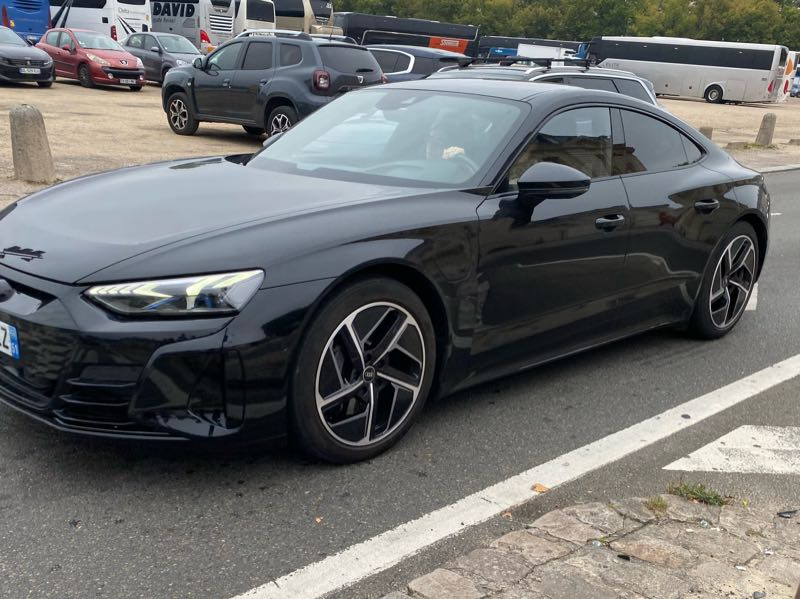 Audi e-tron GT spotted in Versailles