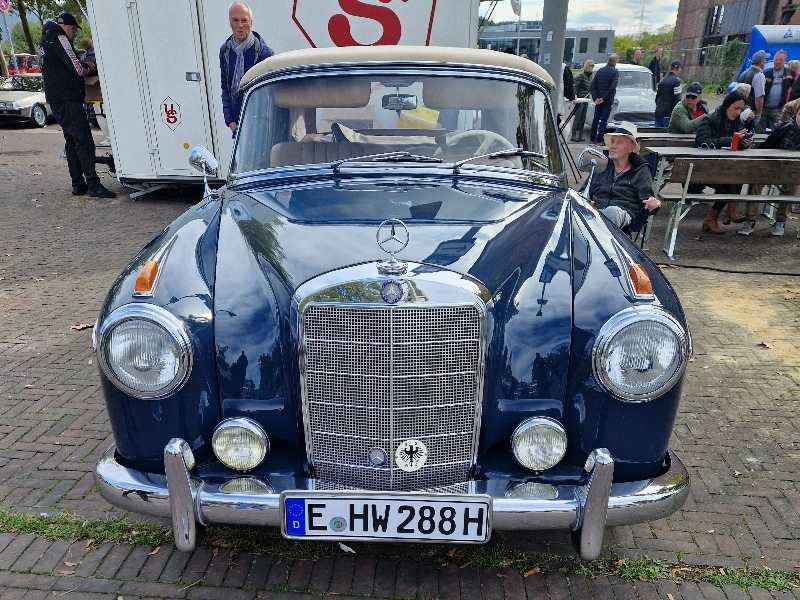 Mercedes-Benz 220 spotted in Herten
