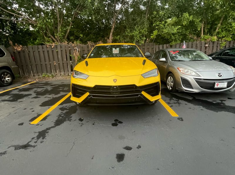 Lamborghini Urus (2021) spotted in Chicago, United States