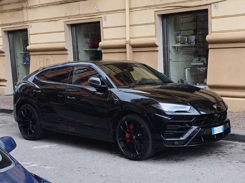 Lamborghini Urus spotted in Salerno