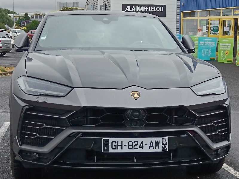 Lamborghini Urus spotted in Niort