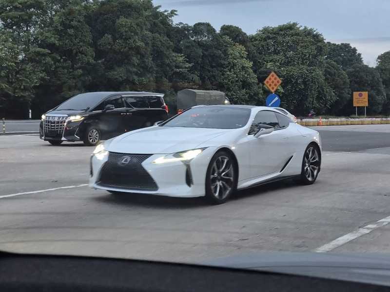Lexus LC spotted in Perling