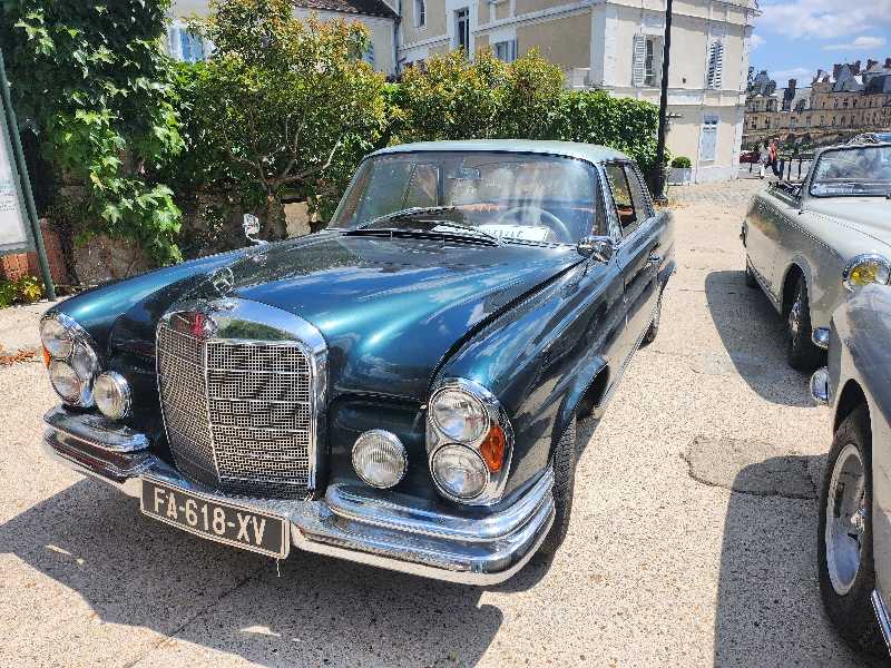 Mercedes-Benz 220 spotted in Fontainebleau