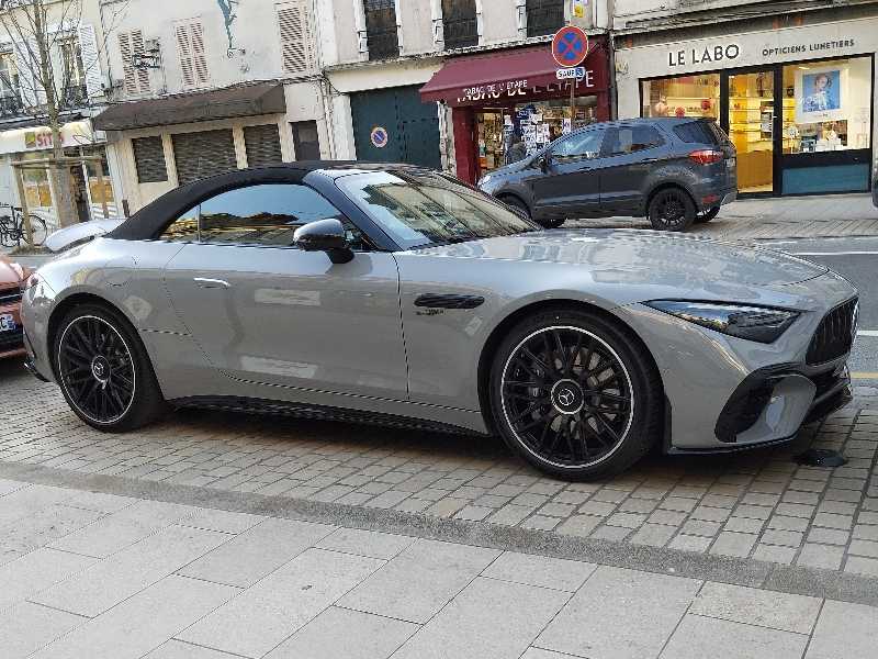 Mercedes-Benz SL spotted in Fontainebleau