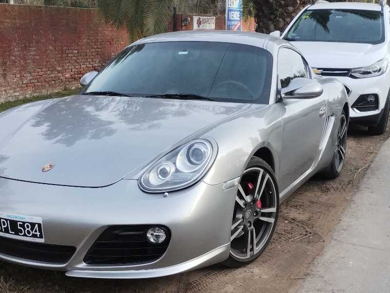 Porsche Cayman spotted in José C. Paz