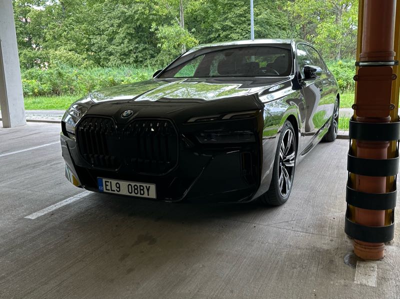 BMW i7 spotted in Prague
