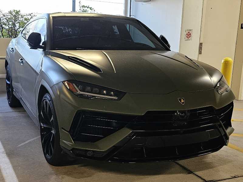 Lamborghini Urus (2022) spotted in Hollywood, United States
