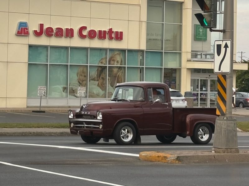 Dodge D100 spotted in Drummondville