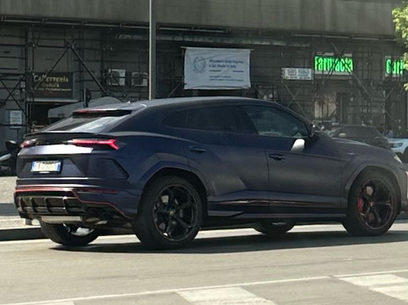 Lamborghini Urus spotted in Naples