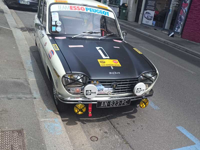 Peugeot 204 spotted in Paris