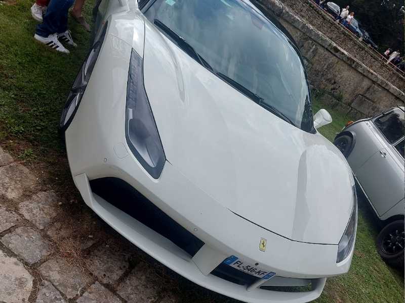Ferrari 488 GTB spotted in Évry