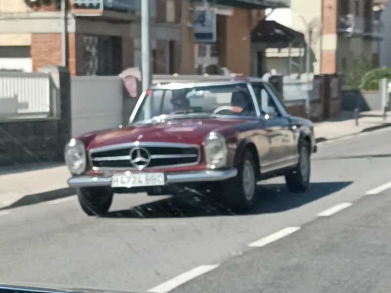 Mercedes-Benz 230 SL spotted in Porto