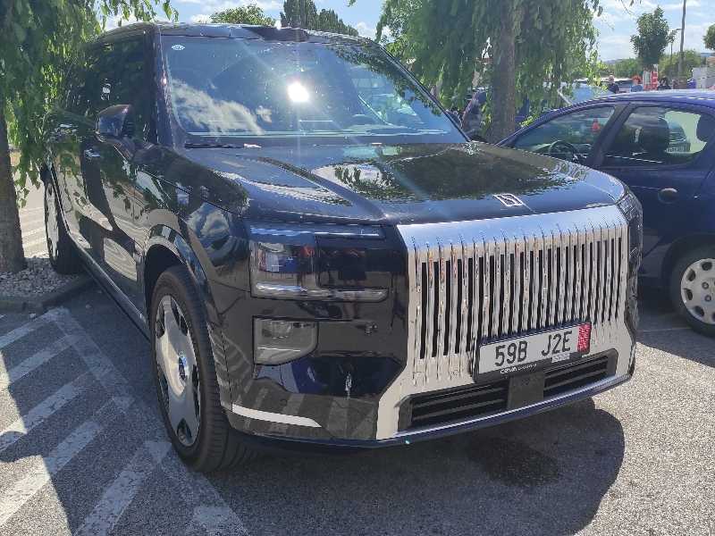 China Hongqi E-HS9 spotted in Tapolca