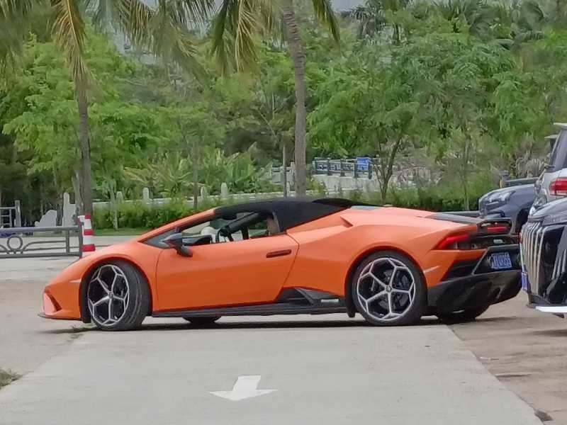 Lamborghini Huracán Spyder spotted in Sanya