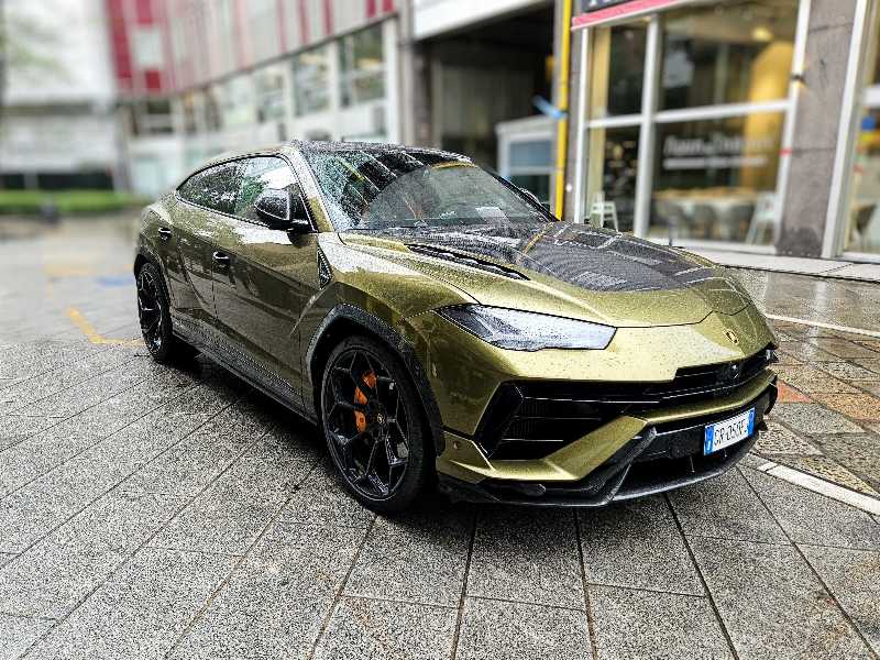 Lamborghini Urus (2022) spotted in Milan, Italy