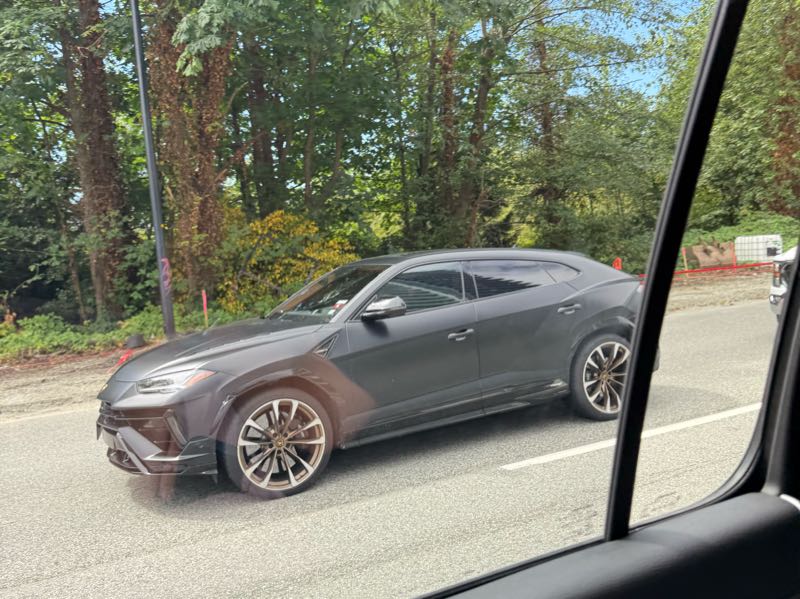 Lamborghini Urus (2021) spotted in Vancouver, Canada