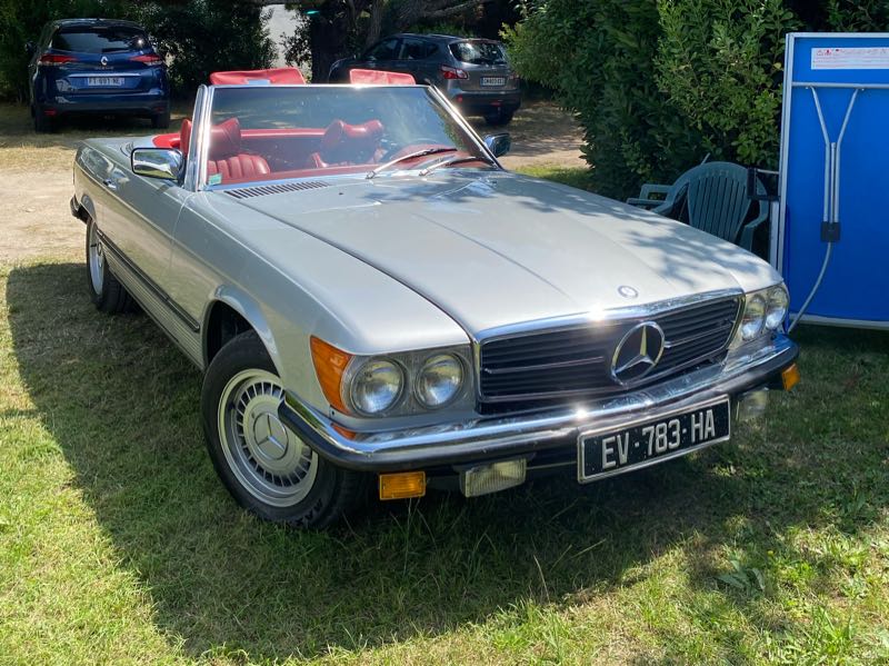 Mercedes-Benz SL-Class R107 (1972) spotted in La Guérinière, France