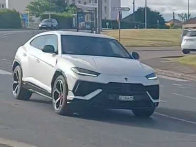 Lamborghini Urus (2021) spotted in Montluçon, France