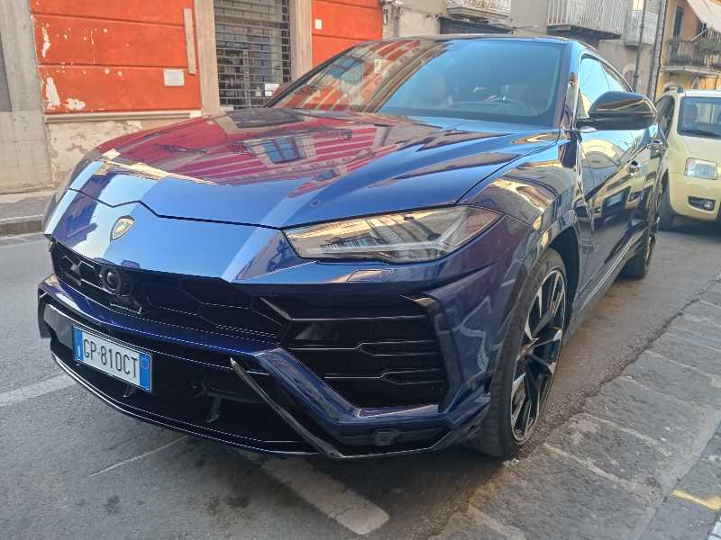 Lamborghini Urus spotted in Benevento