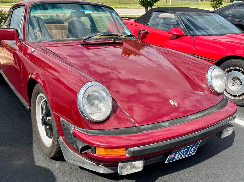 Porsche 911 (1975) spotted in Naperville, United States