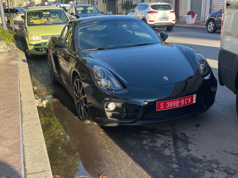 Porsche Cayman spotted in Siderno