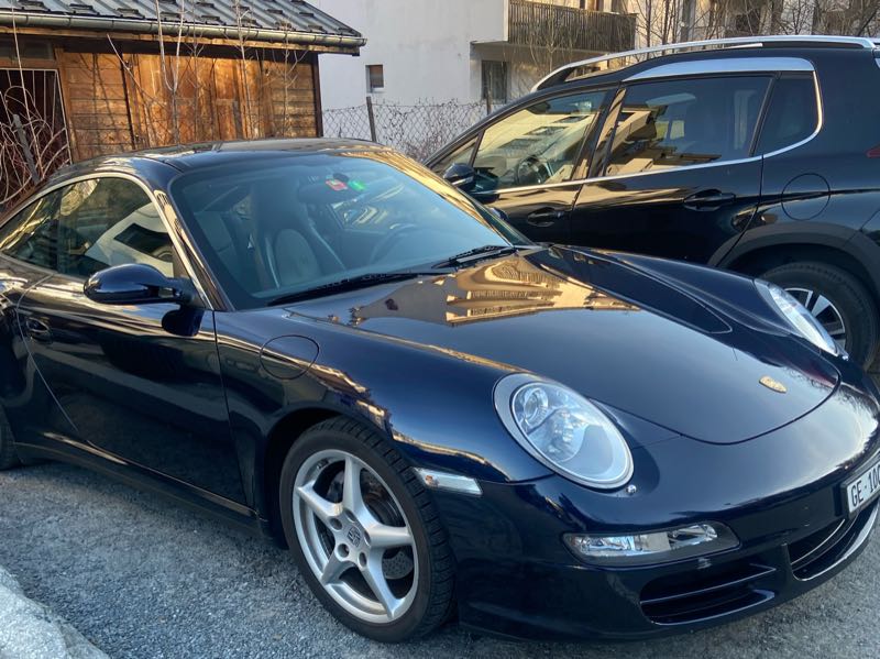 Porsche 911 Carrera spotted in Chamonix-Mont-Blanc