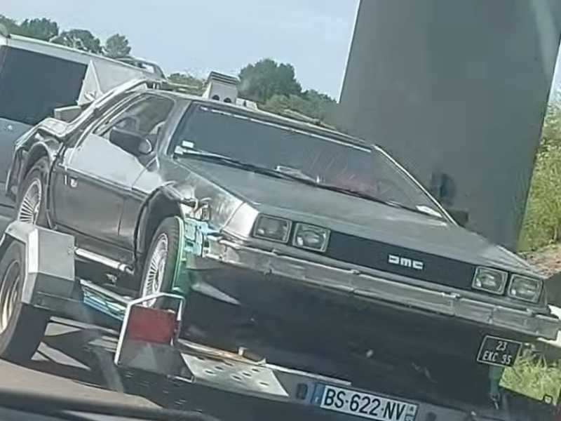 DMC DeLorean spotted in Évry