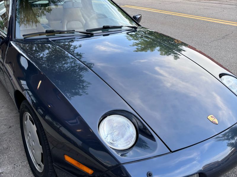Porsche 928 (1990) spotted in Eden Prairie, United States