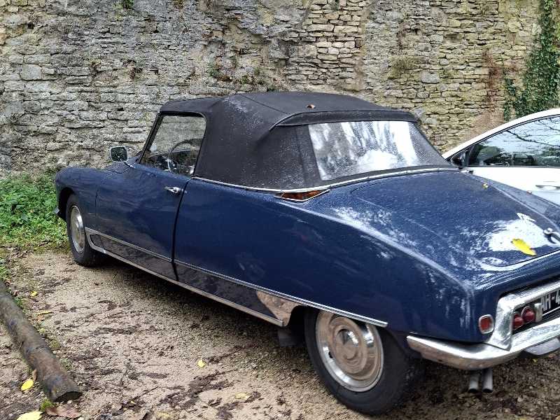 Citroën DS (1960) spotted in Vézelay, France