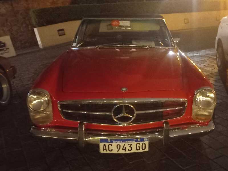 Mercedes-Benz 230 SL spotted in Joaquín V. González