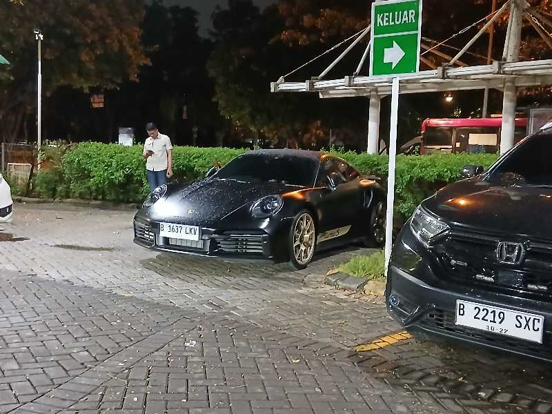 Porsche 911 spotted in South Tangerang