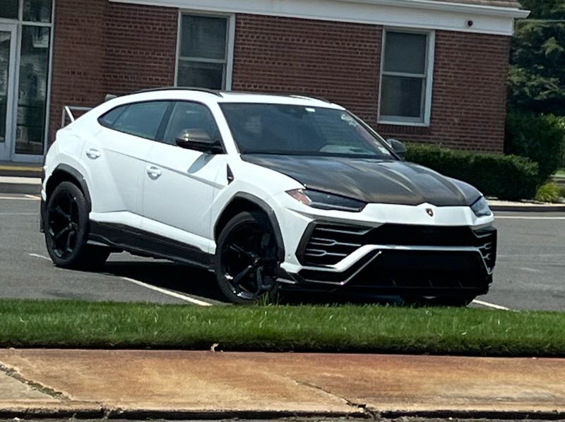 Lamborghini Urus spotted in Brick