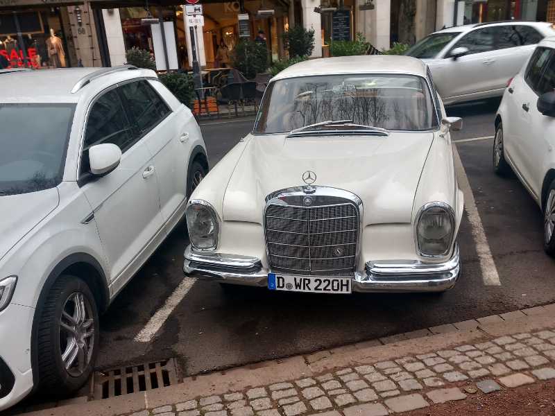 Mercedes-Benz 220 spotted in Düsseldorf