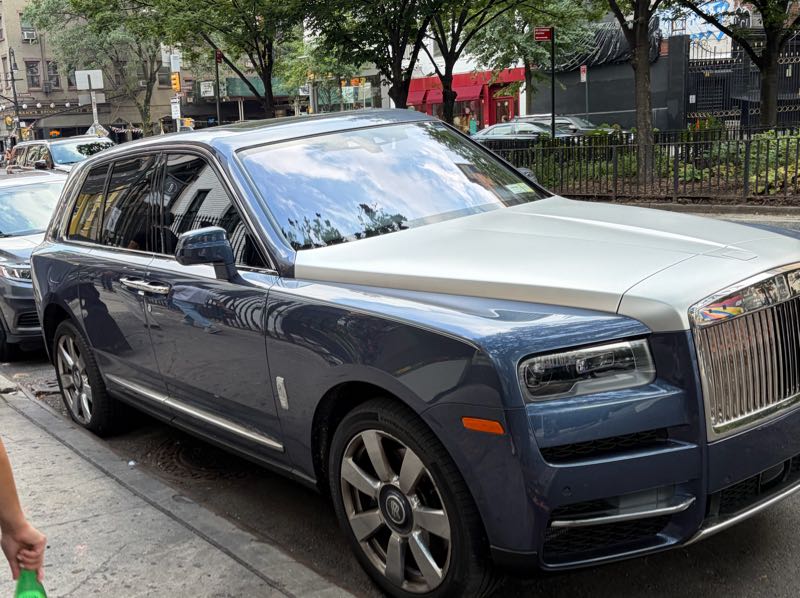 Rolls-Royce Cullinan (2019) spotted in New York City, United States