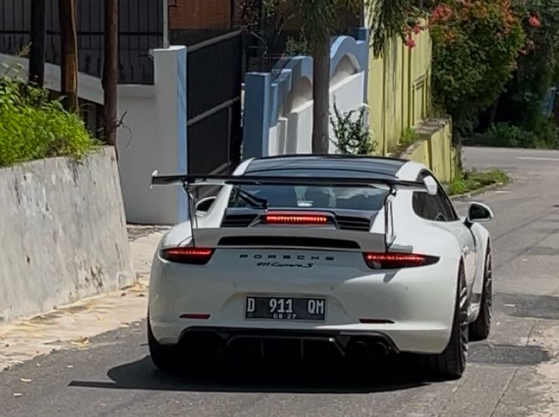 Porsche 911 Carrera S spotted in Pekanbaru