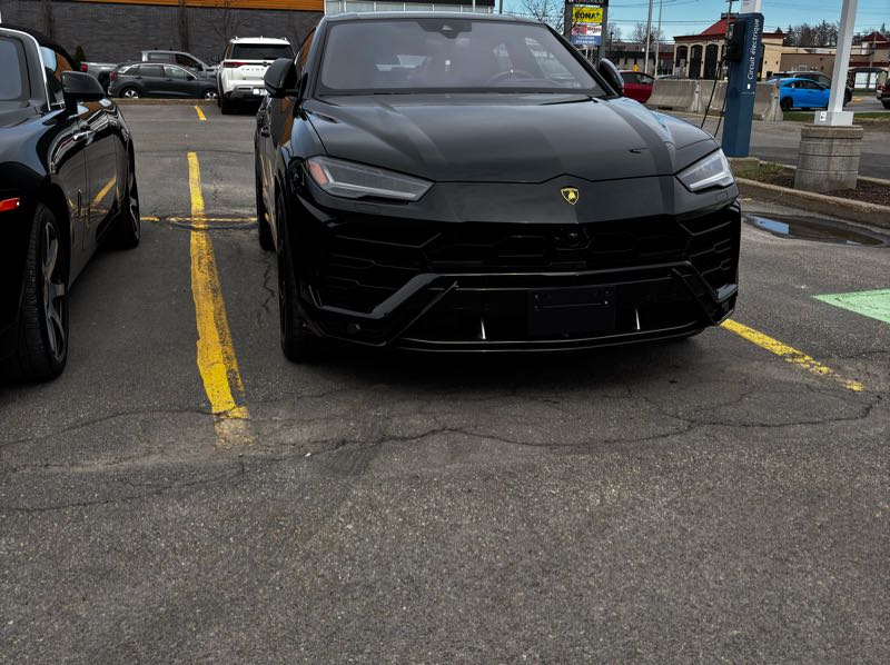 Lamborghini Urus (2023) spotted in Montréal, Canada