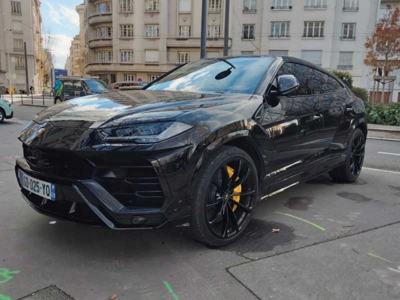 Lamborghini Urus spotted in Grenoble