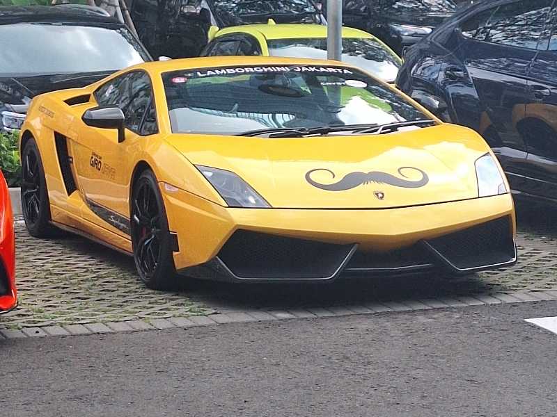 Lamborghini Gallardo spotted in Mamuju
