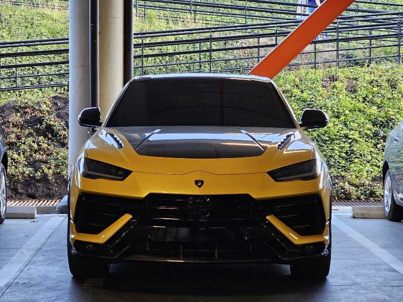 Lamborghini Urus spotted in Chía