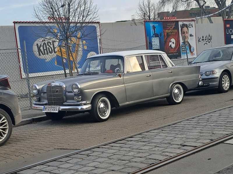 Mercedes-Benz 220 spotted in Vienna
