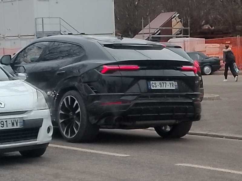 Lamborghini Urus spotted in Évreux