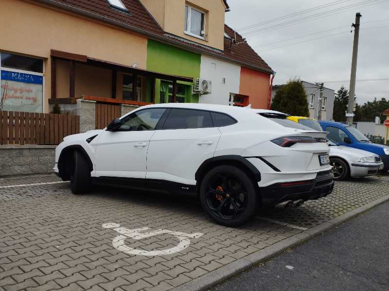 Lamborghini Urus (2021) spotted in Pilsen, Czechia