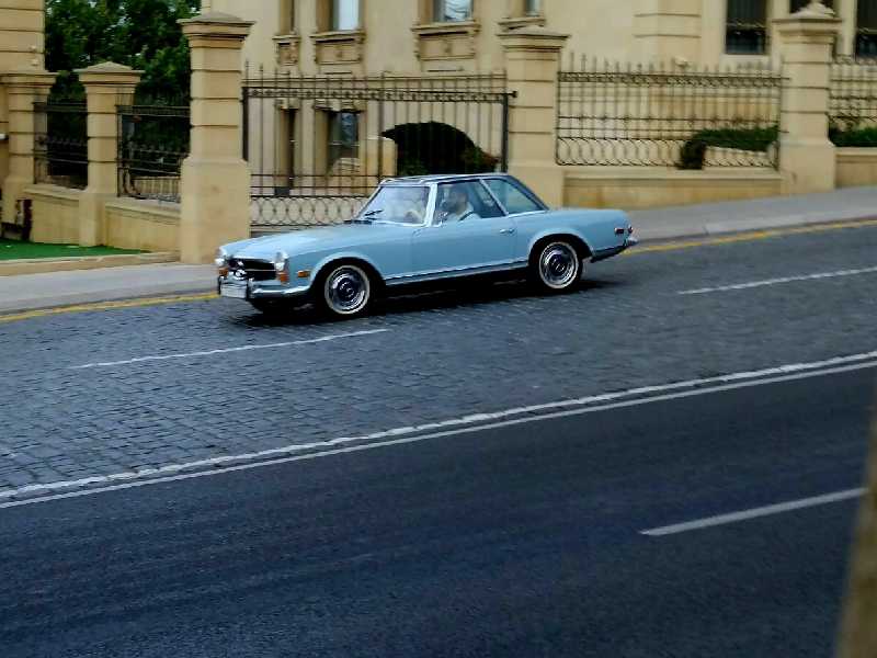 Mercedes-Benz 280 SL spotted in Baku
