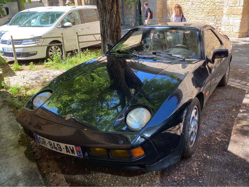 Porsche 928 (1984) spotted in Bruniquel, France