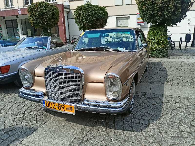 Mercedes-Benz 280 SE spotted in Wrocław