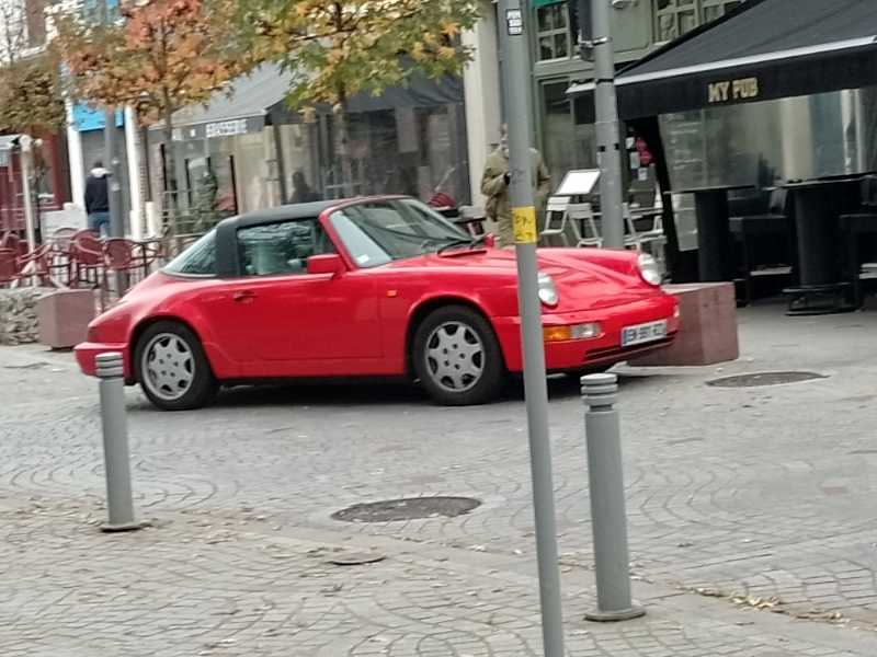 Porsche 911 Carrera 2 spotted in Châteauroux