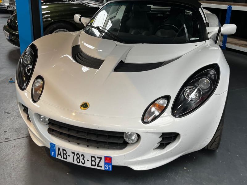 Lotus Elise spotted in Saint-Quentin-en-Yvelines