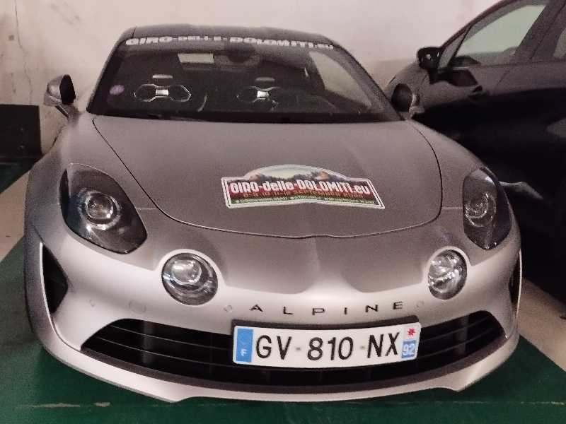 Alpine A110 spotted in Versailles