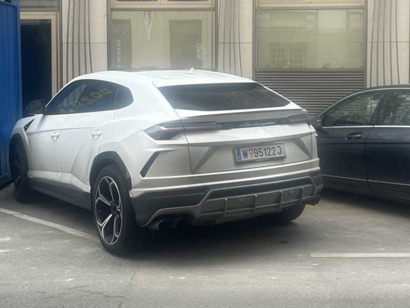 Lamborghini Urus (2022) spotted in Vienna, Austria