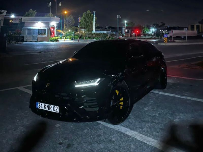 Lamborghini Urus (2021) spotted in Bakırköy, Turkey